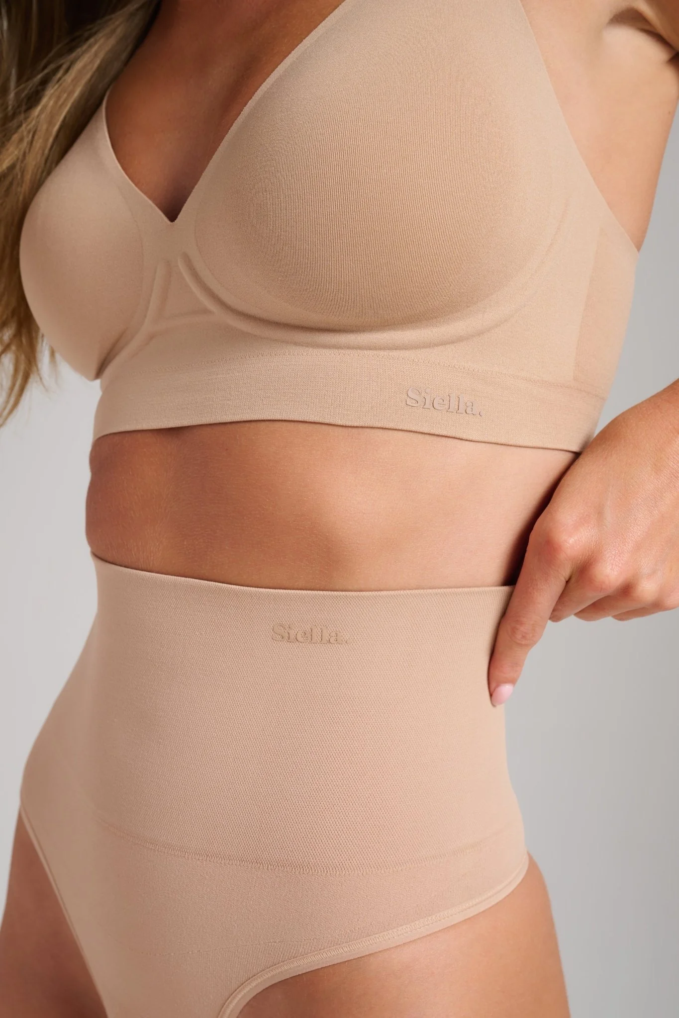 Sculpt V-Neck Bra - Image 3